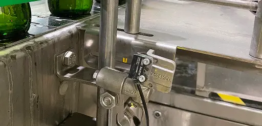 Optical bottle sensor on the filling line